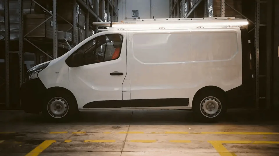 SpaceUp dakdrager die automatisch aan- en uitgaat op een bestelwagen
