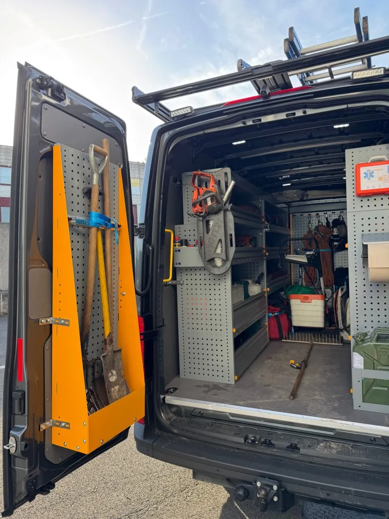 Gereedschap opbergen in een bestelwagen
