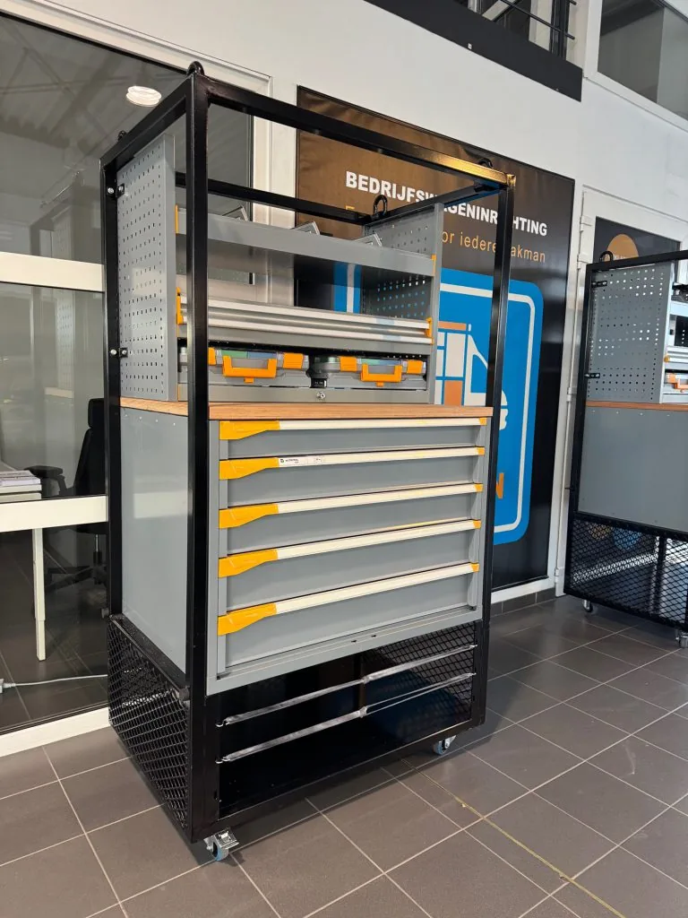 Mobiele werkbank in een bestelwagen