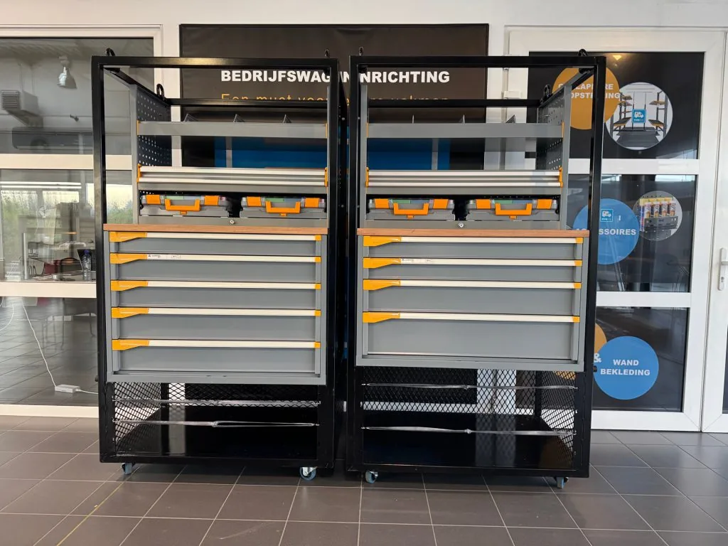Mobiele werkbank in een bestelwagen