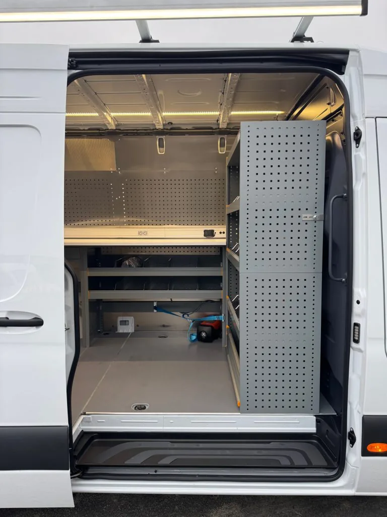 Realisatie fiberlas voertuig CasVos, bedrijfswageninrichting