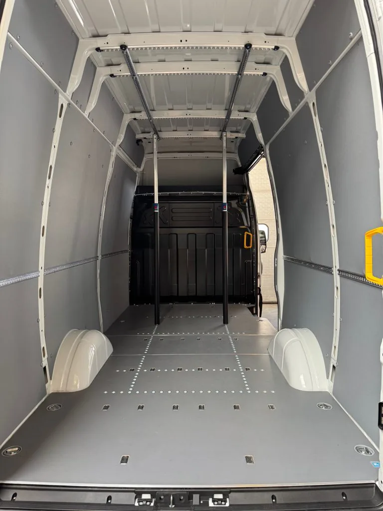 Vloer en wandbekleding in een bestelwagen